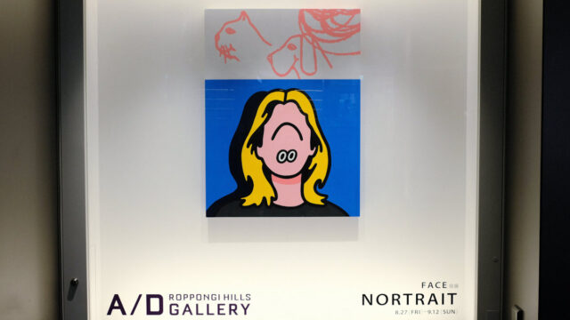 FACE「NORTRAIT」｜特徴的な笑みのキャラクターにシュルレアリスムの趣を感じるアート