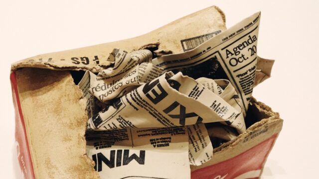 【作品解説】割れる新聞紙（三島喜美代）｜ゴミを陶器で表現したアート