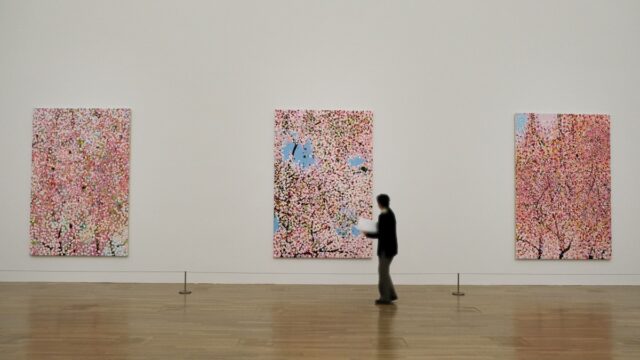 ダミアン・ハースト「桜」｜作品の桜が放つ儚さと無常の美（絵画に込められた意味も解説）