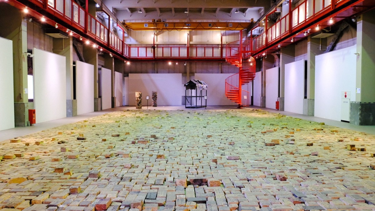 三島喜美代 常設展「 KIMIYO MISHIMA Installation」｜溢れるモノ・情報の産物に没入するアートスポット