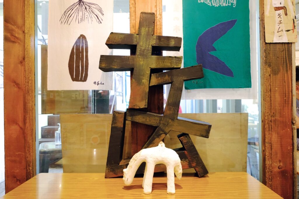 谷口正造「頼りない天使」アート鑑賞レポート｜キチムの空間を彩る作品